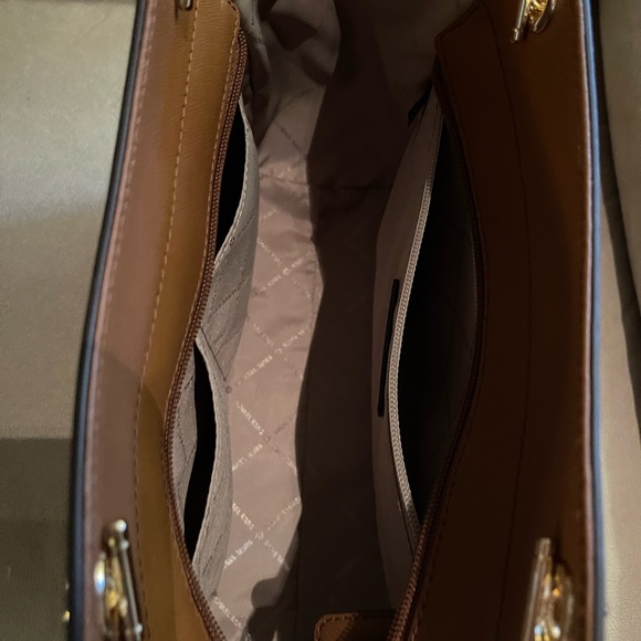 Michael kors purse - Picture 7 of 7